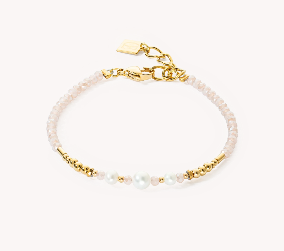 Omarm de fascinerende Drops armband en geniet van de tijdloze charme van zoetwaterparels in combinatie met slim roestvrij staal. Of je hem nu alleen of met de Drops ketting draagt, deze armband is perfect om je stijl een elegante, verfijnde uitstraling te geven.